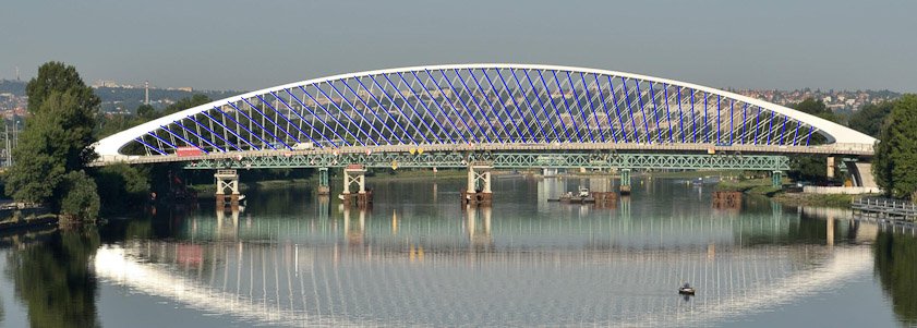 With Photoshop I traced one of the near set of hangers in blue.