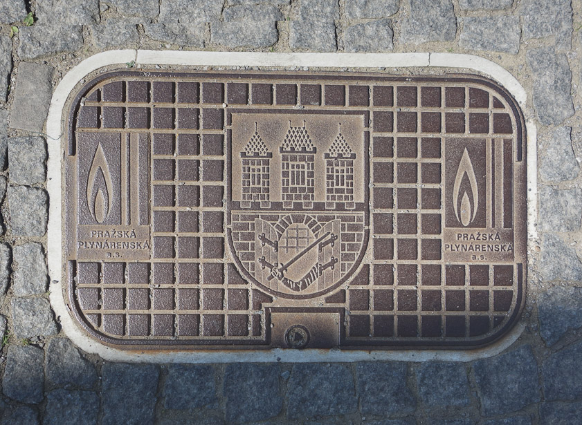 Manhole cover in Pague. 
