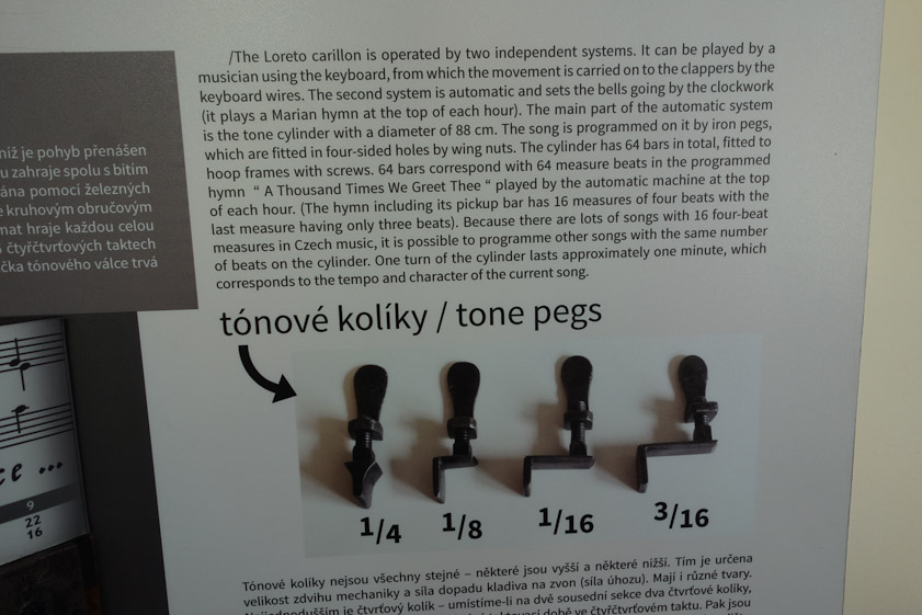 Different pegs determine the length of a note.