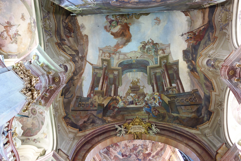 The vaults have Baroque paintings.