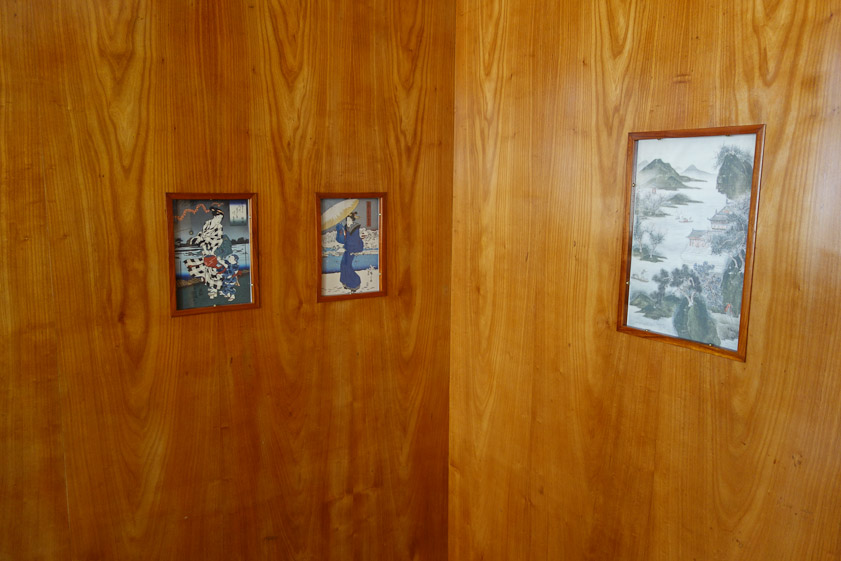 The walls in the living room were lined in cherry wood. The pictures were chosen by Loos and buit in.