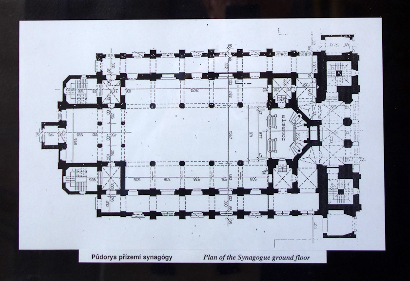 The floor plan, with the two towers at the east end, on the right.