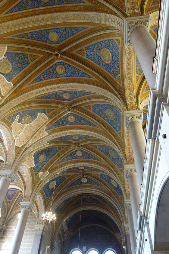 Restoration 1994-98 repaired leaks but did not replace damaged vault decoration.