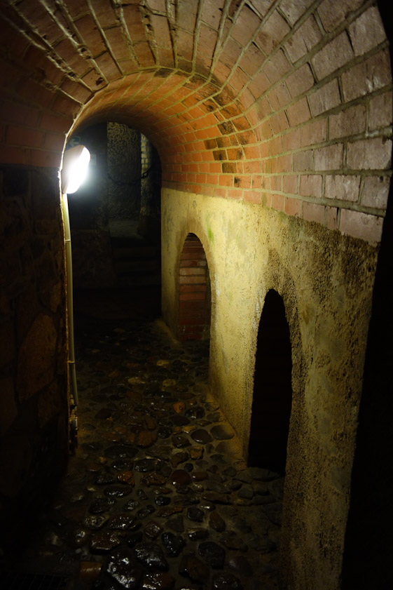 Other tunnels have brick barrel vaults. Barrels of beer used to be stored in the small alcoves.