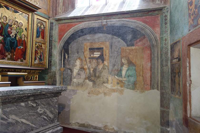 The Smisek chapel in the SE of the ambulatory has an altar from 1480 and fresco from 1485-92.