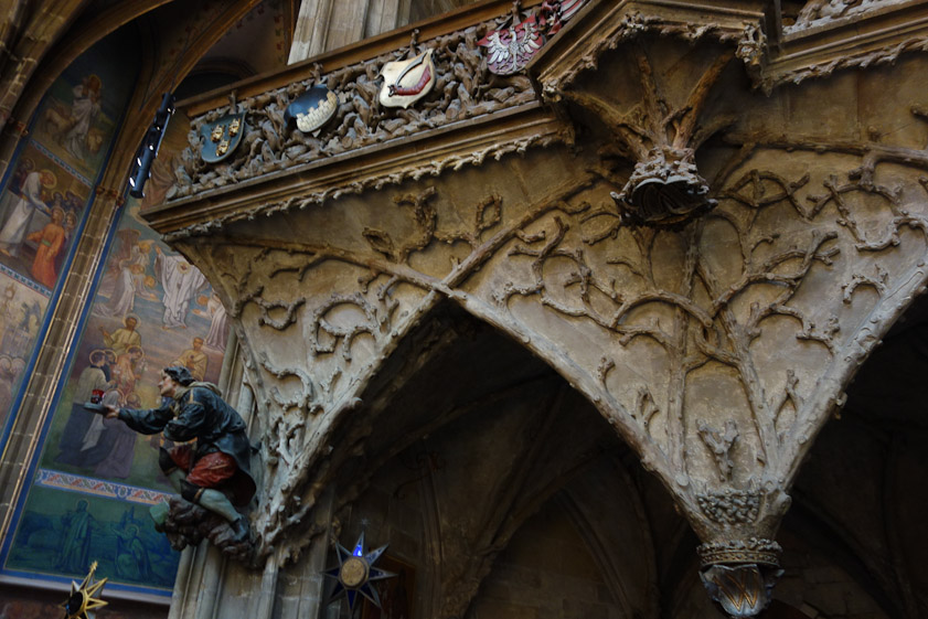 The royal oratory (27 on the plan) was designed by Hans Spiess and finished by Benedikt Ried in 1493. Ried also worked on St. Barabara.