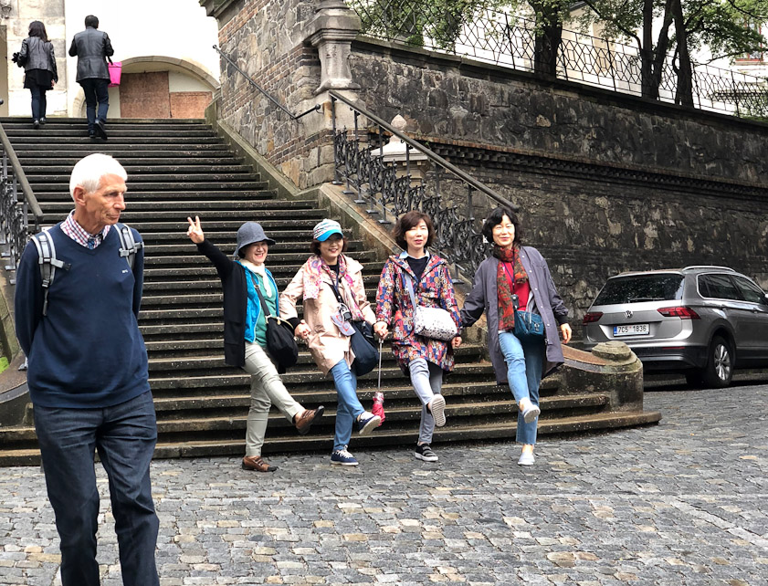 A contrast in national tourist demeanor.