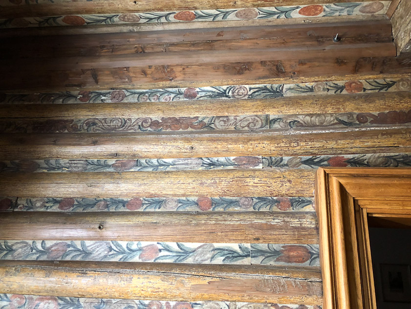 The walls in the living room are constructed the same way as the ceiling.