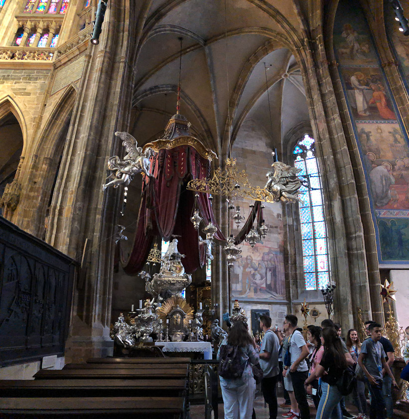 Note the angels in flight.