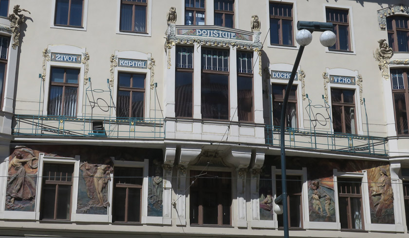 The central pediment on the 3d floor reads 