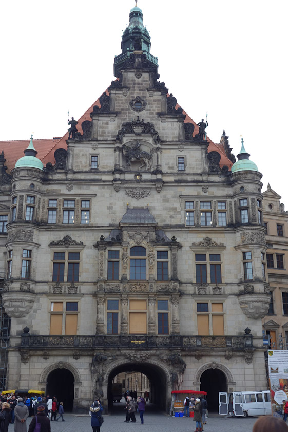 This is to the left of the Horkirche, It is te called the Georgentor, and used to be the city gate from the Altstadt to the bridge over the Elbe. It is Renaissance style, built 1530-35.