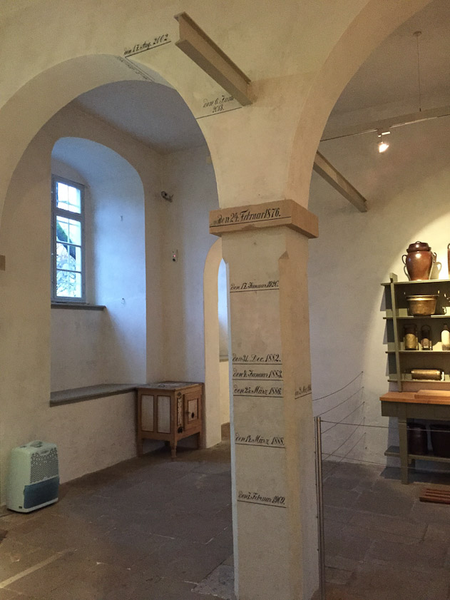 The marks indicate the level reached by the Elbe during floods. It reached the lowest mark in 1909, the capital in  1876, the steel beam in 2013, and almost to the top of the arch in 2002.