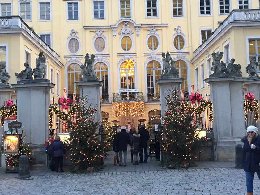Coselpalais is a very nice tea room and restaurant facing Frauenkirche, the major Protestant church in Dresden.