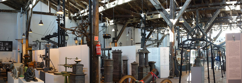 The museum displayed various items made by casting. On the left, some ornamental items (the lion). In the middle, cannons and stoves. On the right, bells.