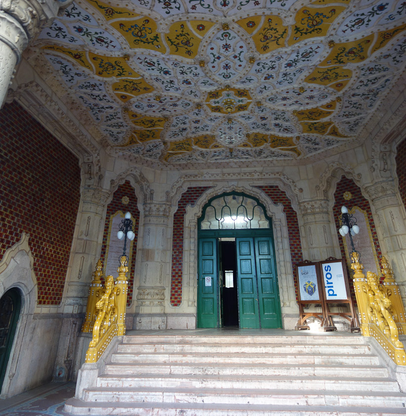 The entrance has more Zsolnay tiles.