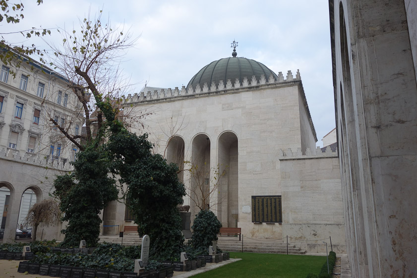 he Heroes Temple was built in 1931 to designs by Lázlo Vágó and Ferenc Faragó to serve as a memorial to Jews who died in World War I. It is next to the Dohány Street Synagogue.