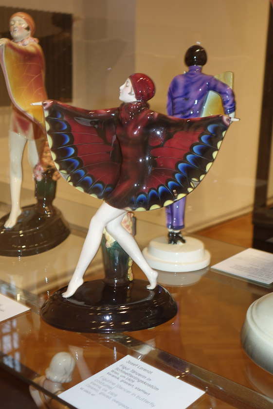 This figure of the dancer Niddy Impekoven was made 1922 of ceramic. It reminds me of the kitsch we saw in Salamanca.