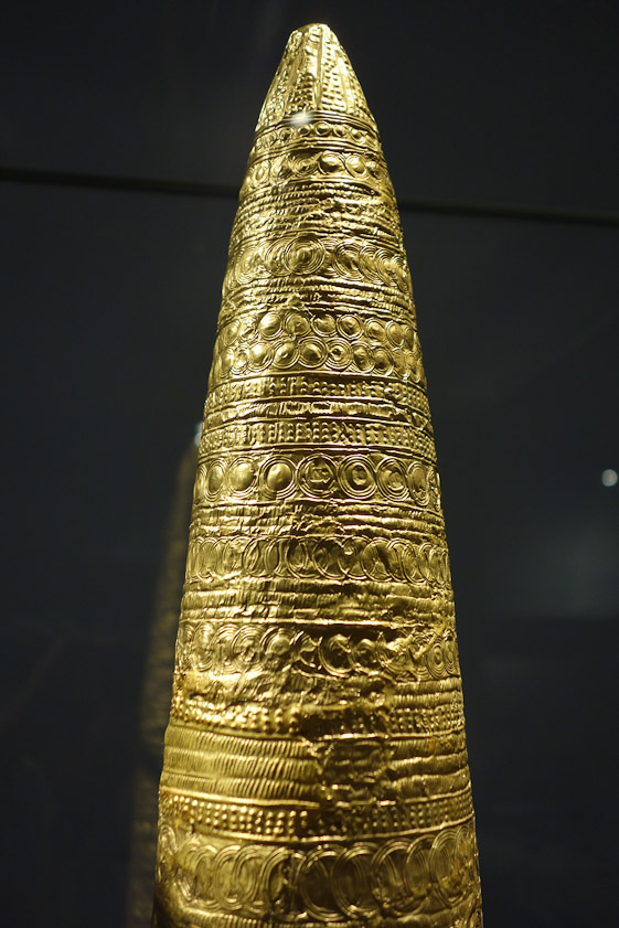 It is 0.8 m tall (31 inches).