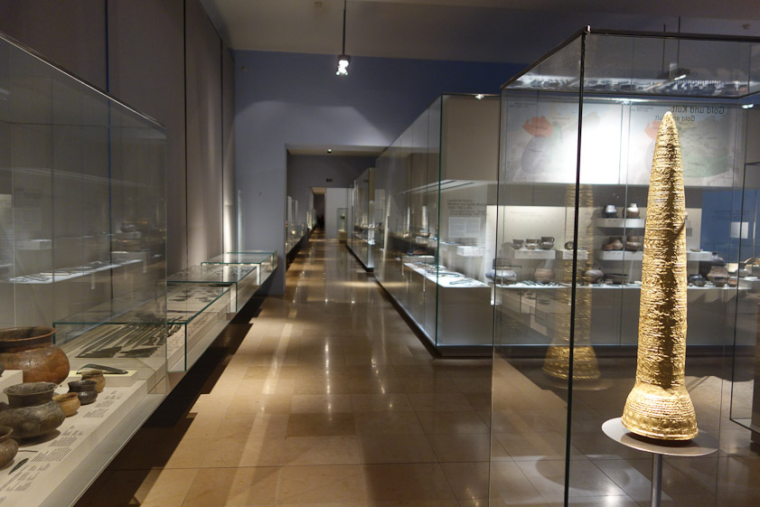 The gallery was almost deserted, with fabulous objects very well displayed.