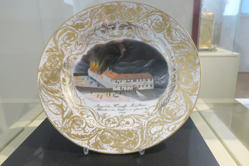 Dish by Mór Fischer's china works, Herend, 1843-49 showing the fire at Herend.