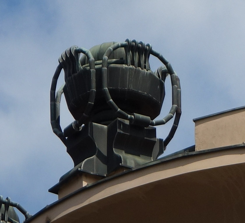Those four pots on the roof are unusual. Some of the loops are coming apart, though they are intact on this one.