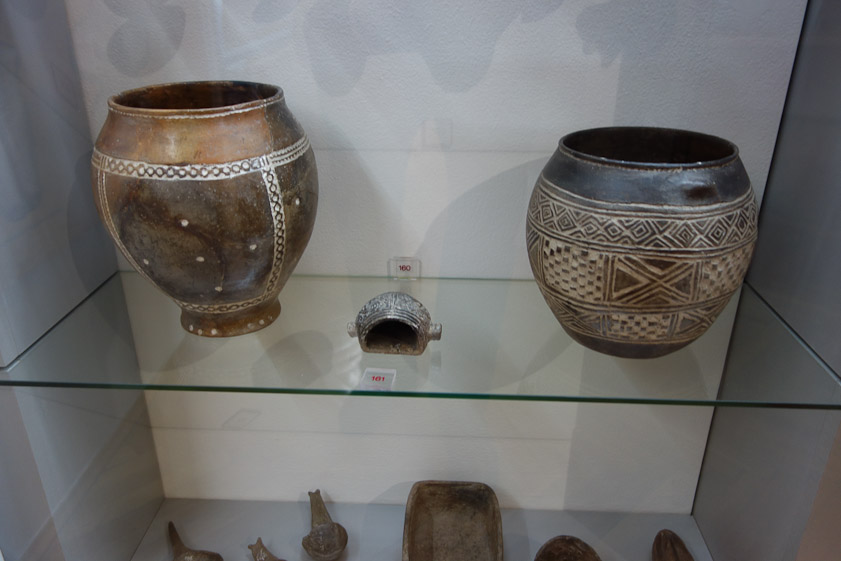 Two pots and between them a small model of a bread oven. Copper Age, Vučedol culture, 2000-3000 BC.