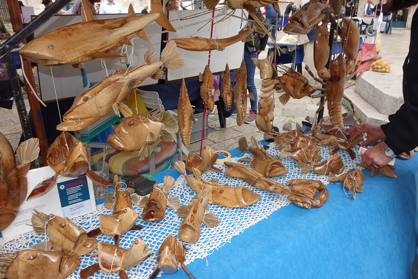 Wall hangings made of palm wood, for sale in the farmers' market.