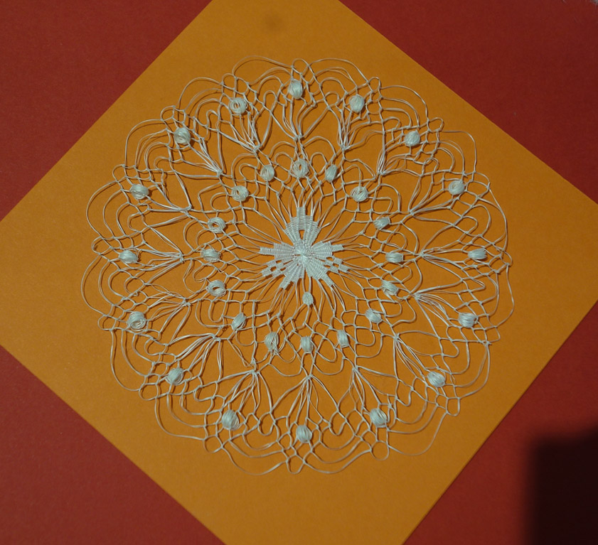 The techniques for making lace include knitting, crocheting and machine manufacture. Two others stand out for the artistic quality of their producs: needlework (made using a needle) and bobbin lace (made by weaving threads contained on bobbins).