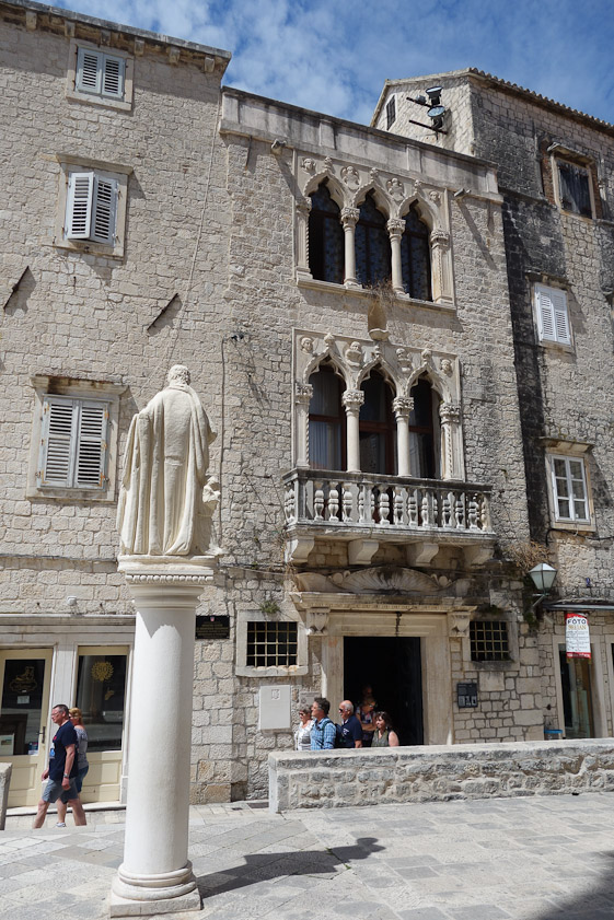 A mansion facing the cathedral.