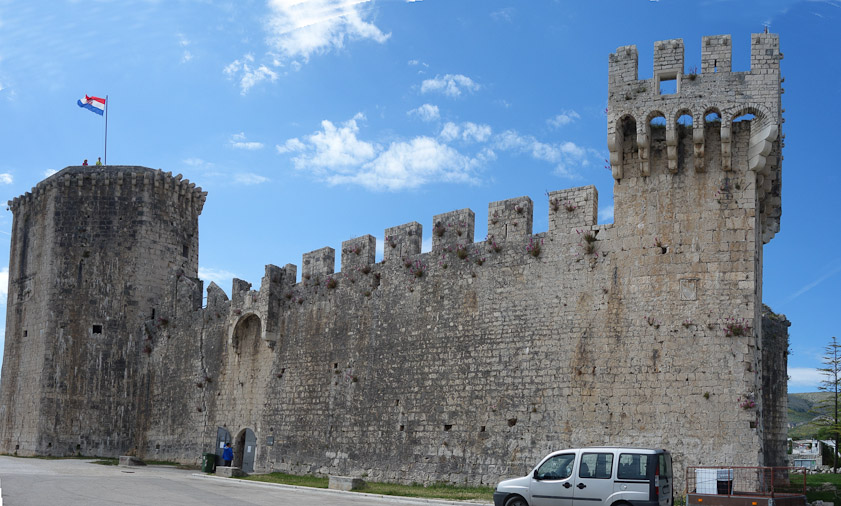 Kamerengo Fortress was built soon after 1420, when Trogir was acquired by Venice. It incorporated the 1380 Tower of Chains.