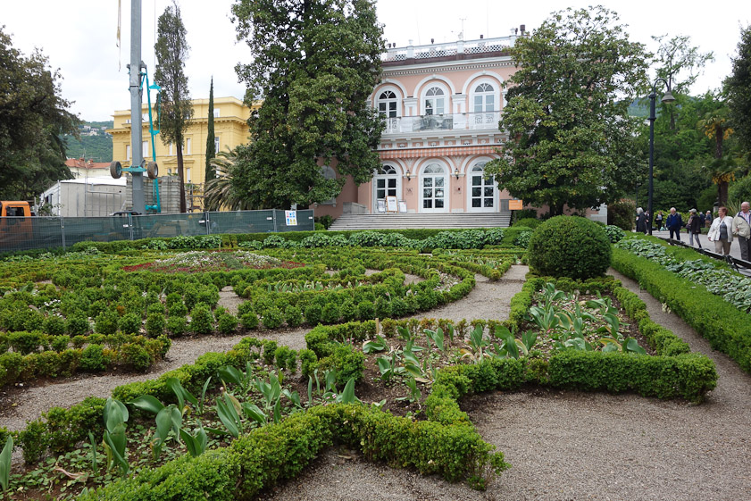 Villa Angiolina was built as a holiday home by the Scarpa family in 1844. In 1882 it was bought by the Southern Railway of Vienna to become a terminus for holiday excursions for Austrians.