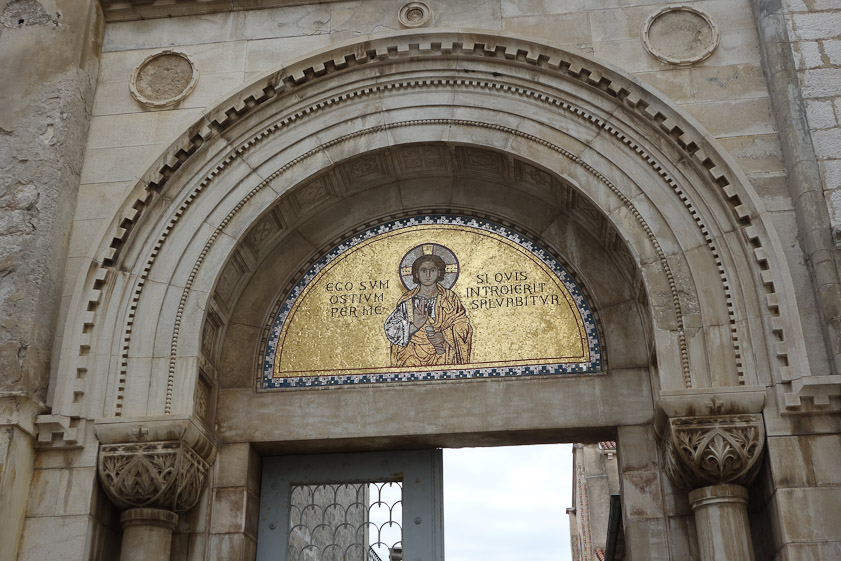 The basilica was started in 553 by Bishop Euphrasius on the site of a 4c church and an earlier Roman villa and a 5c basilica..