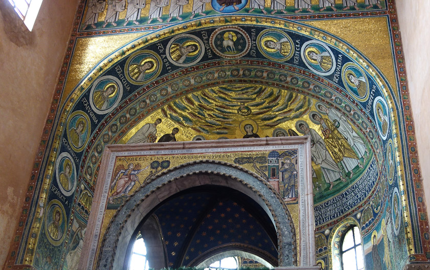 The arch over the baldachin has mosaic roundels of a dozen female saints, from Sancta Felicitas on the left to Sancta Iustina on the right.
