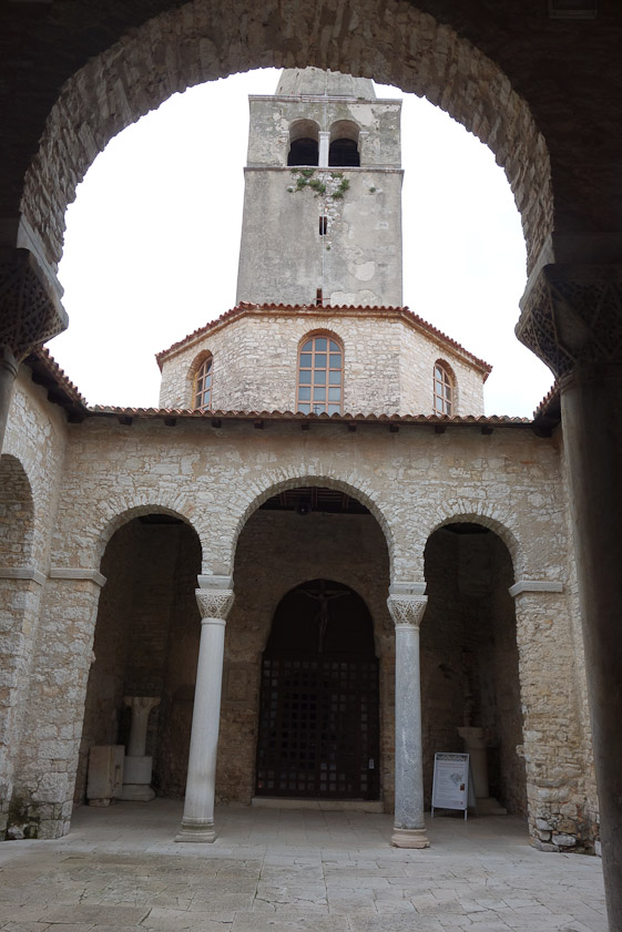 The first thing you come to after entering is a square, open atrium with a 6c octagonal baptistery and 16c bell tower on the west.