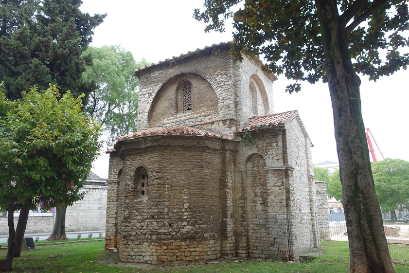 Getting closer to the port we found a Romanesque church, Saint Mary Formosa. This is the east end, with a semicurcular apse.