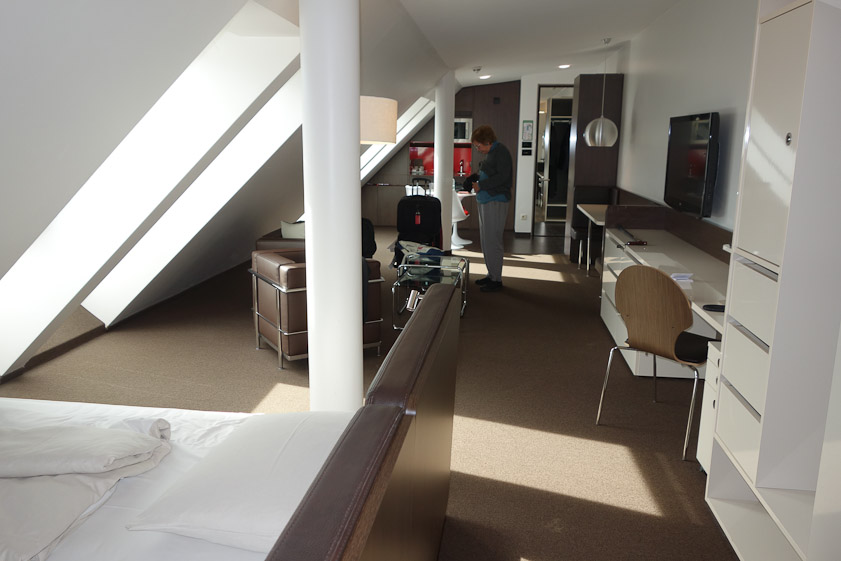 That's a small kitchen at the end, next to the entrance.