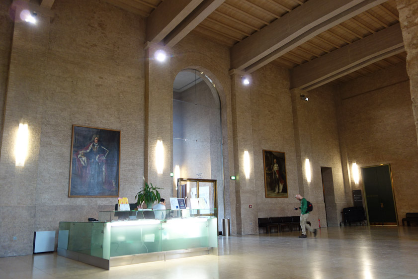 The entrance hall of the Alte Pinakothek was built after WW II.