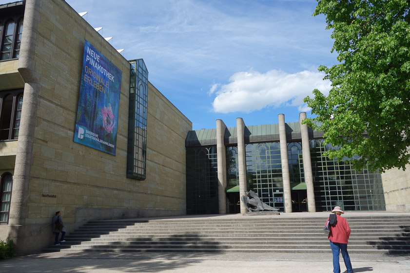The Neue Pinakothek faces the Alte Pinakothek across a park.