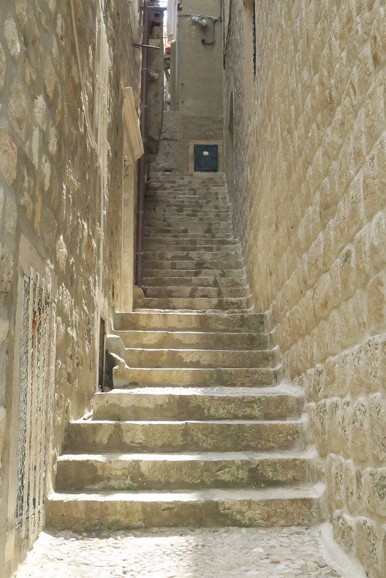 All cross streets to the Stradun are up, either in the direction of the mainland or up the former island.