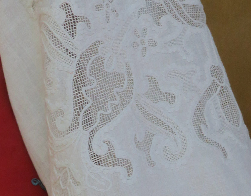 Sunja garments are typically of flax, decorated only with white cotton thread.