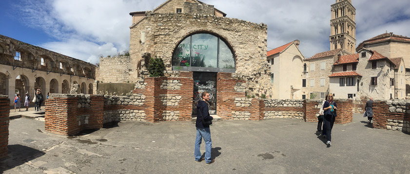 Looking west at part of Diocletian's quartrs. The Ethnographic Museum is the building with the semicircular window. In the foregroud is an area that looks to me like a bath, but was not identified.