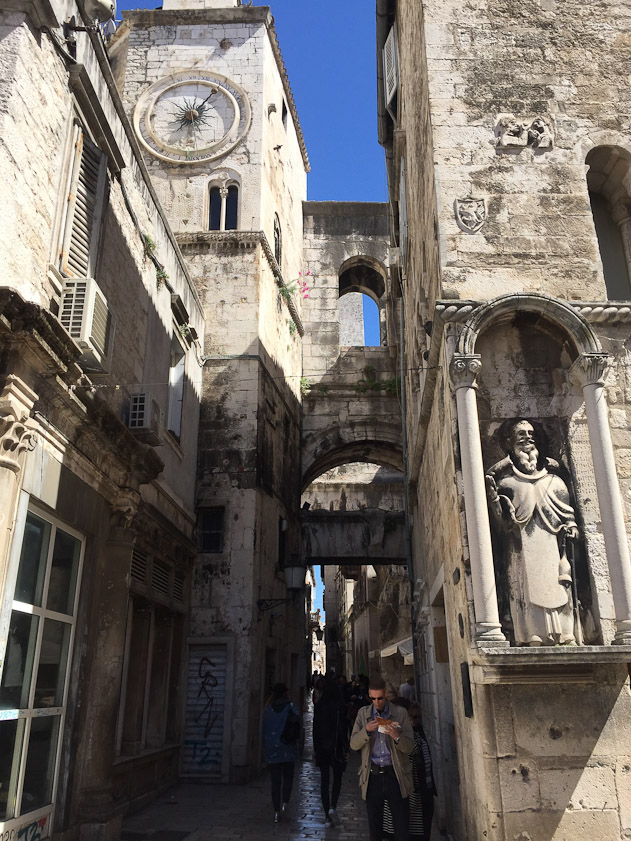 From the art museum we returned to the palace via the west (Iron) gate, obstructed by the palace on the right.
