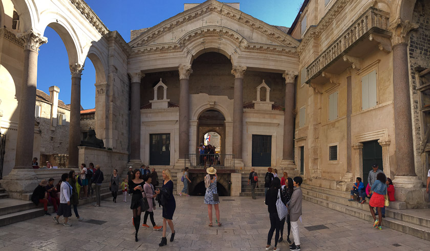 This time Mariana noticed that the arch in the pediment in the portico was falling.