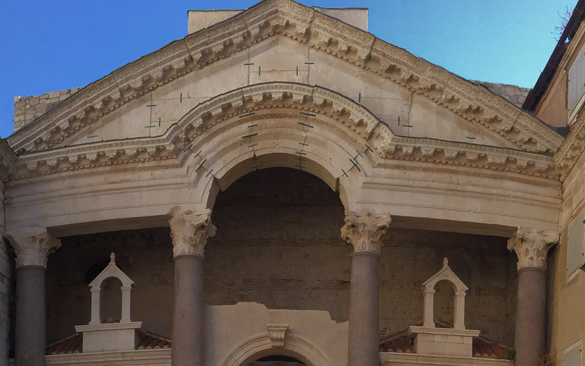 In this blown up view the staples holding the pediment together are evident as well as the blocks in the arch displaced downward and the outward splay of the columns.