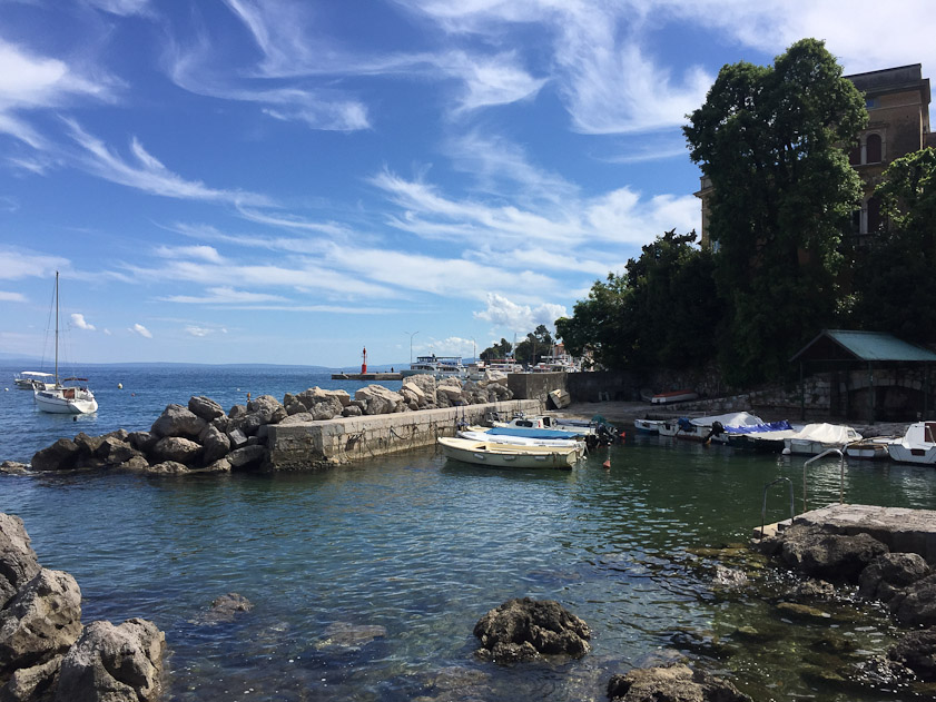 There are multiple little coves along the promenade.