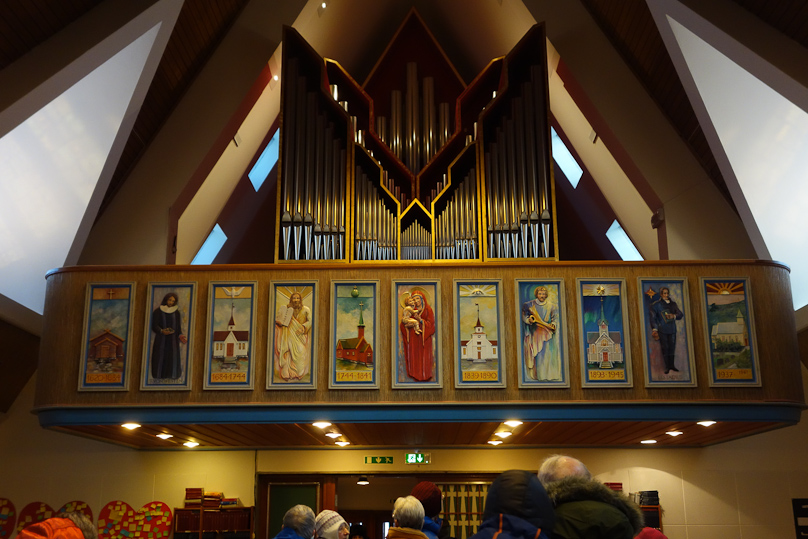 The reliefs in the organ gallery show previous Hammerfest Churches and two preachers to the Sami people, Lestadius and T. von Westen.