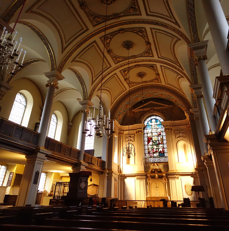 We came across St Giles-in-the-Fields as we made our way to the British Museum.. It was built in 1730-34 by the architect Henry Flitcroft in the palladian style.