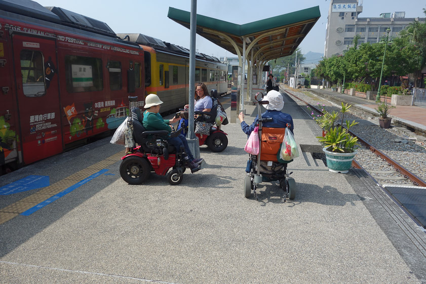 Enterprising disabled tourists got off at Jiji.
