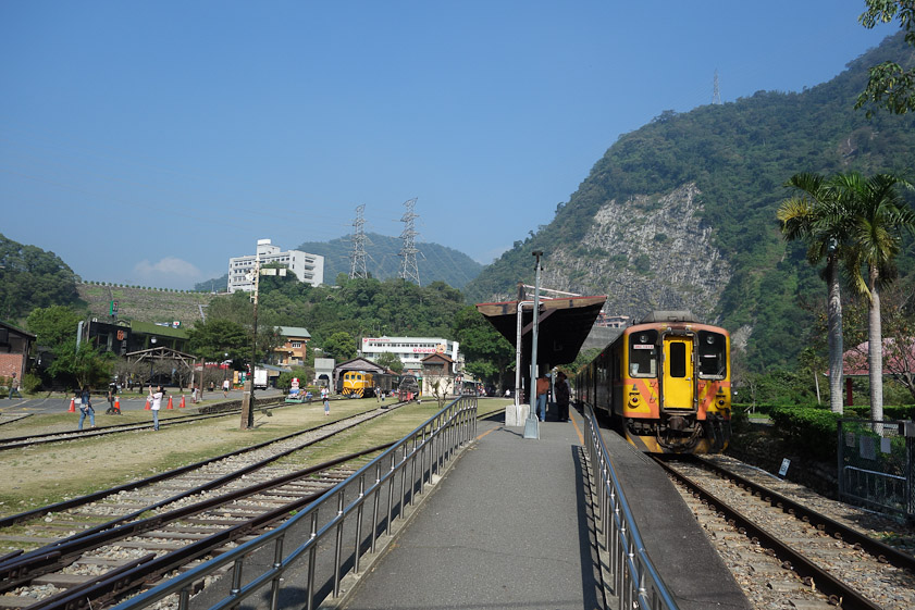 The end of the Jiji Line is Checheng, at the foot of Mingtan Dam across the Shuili River. The left side of the dam can be seen on the left in this picture, by a large white building.