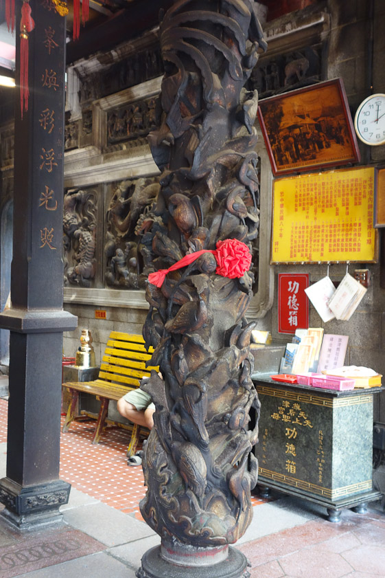A column of birds.